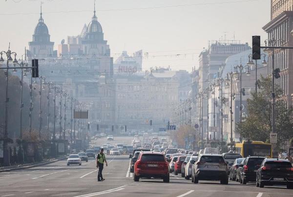 A policeman regulates traffic as the city is shrouded in smog in Kyiv, Ukraine September 20, 2024.